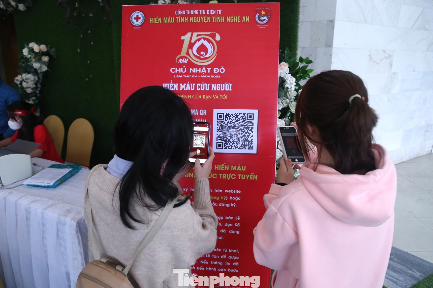 Các bạn trẻ quét mã QR để đăng ký hiến máu tại ngày hội Chủ nhật Đỏ lần thứ XV - năm 2023 tại Nghệ An