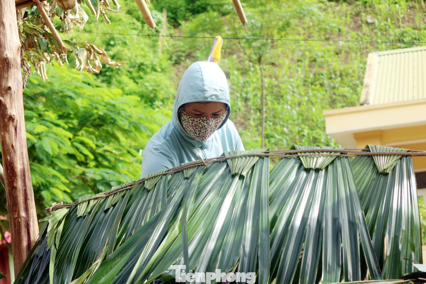 Để tiết kiệm thời gian, nhiều phụ huynh đã đan tranh ở nhà rồi mang đến trường đóng góp dựng.
