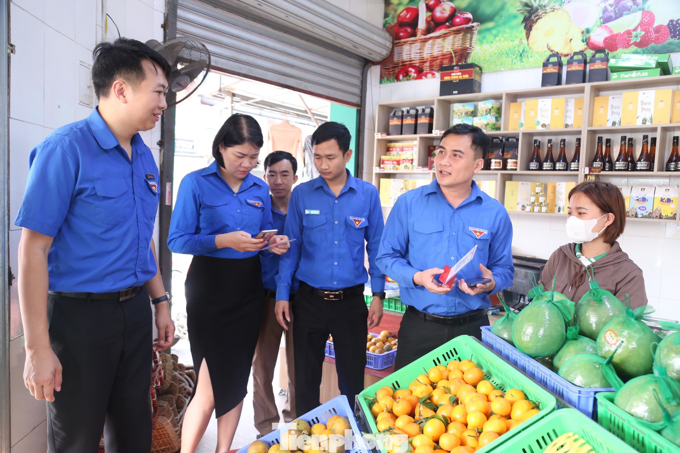 Theo đó, các hoạt động tập trung vào các nội dung: Hướng dẫn người dân đăng ký định danh điện tử mức 1, mức 2 và thực hiện các dịch vụ công trực tuyến, hỗ trợ người dân tại các chợ dân sinh tạo mã QR pay thanh toán hóa đơn trực tuyến, phối hợp với các đơn vị viễn thông triển khai cài đặt ví thương mại điện tử cho người dân, đa dạng hóa các hình thức thanh toán trực tuyến, số hóa các địa chỉ đỏ, các di tích lịch sử tại địa phương trong toàn tỉnh.