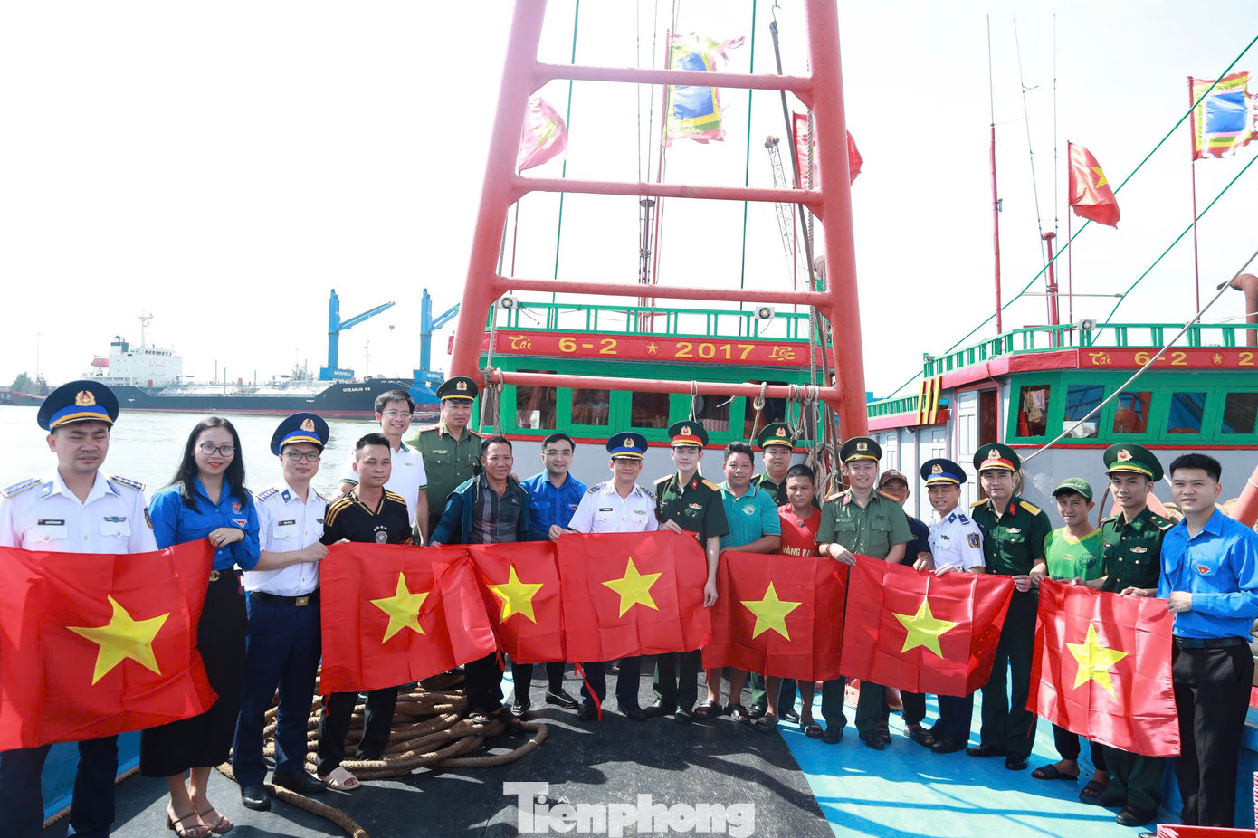 Hướng về biển đảo, tuổi trẻ Bộ Chỉ huy Quân sự tỉnh và Bộ Chỉ huy Bộ đội Biên phòng tỉnh đã trao tặng 200 ảnh Bác Hồ, 400 lá cờ Tổ quốc và 10 suất quà cho ngư dân tại địa phương. Những món quà không chỉ mang giá trị vật chất mà còn là nguồn động viên tinh thần to lớn, tiếp thêm niềm tin để bà con vươn khơi bám biển, góp phần bảo vệ chủ quyền thiêng liêng của Tổ quốc.