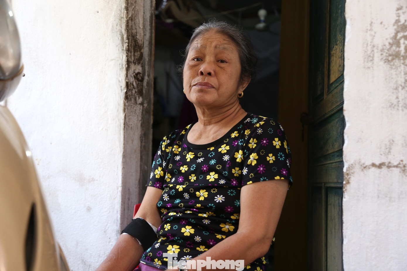 Dù đã làm mọi cách để "mát" như bật 4, 5 quạt; dùng khăn lạnh lau người; để chậu nước đá trong phòng... nhưng có vẻ vẫn không thể xua tan cái nóng.