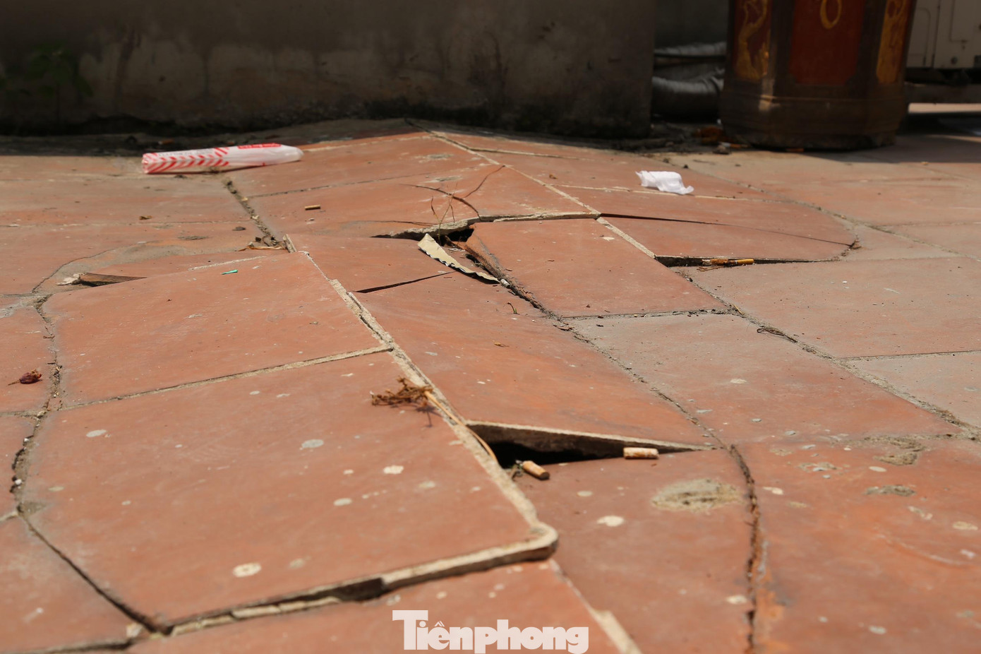 Nền gạch bị bong tróc nham nhở Nền gạch bị bong tróc nham nhở