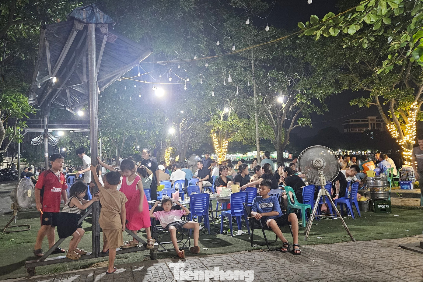 Những ngày nắng nóng gay gắt, các quán bia “ăn nên làm ra”.