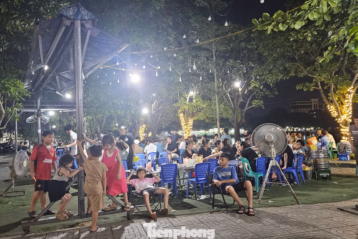 Những ngày nắng nóng gay gắt, các quán bia “ăn nên làm ra”.
