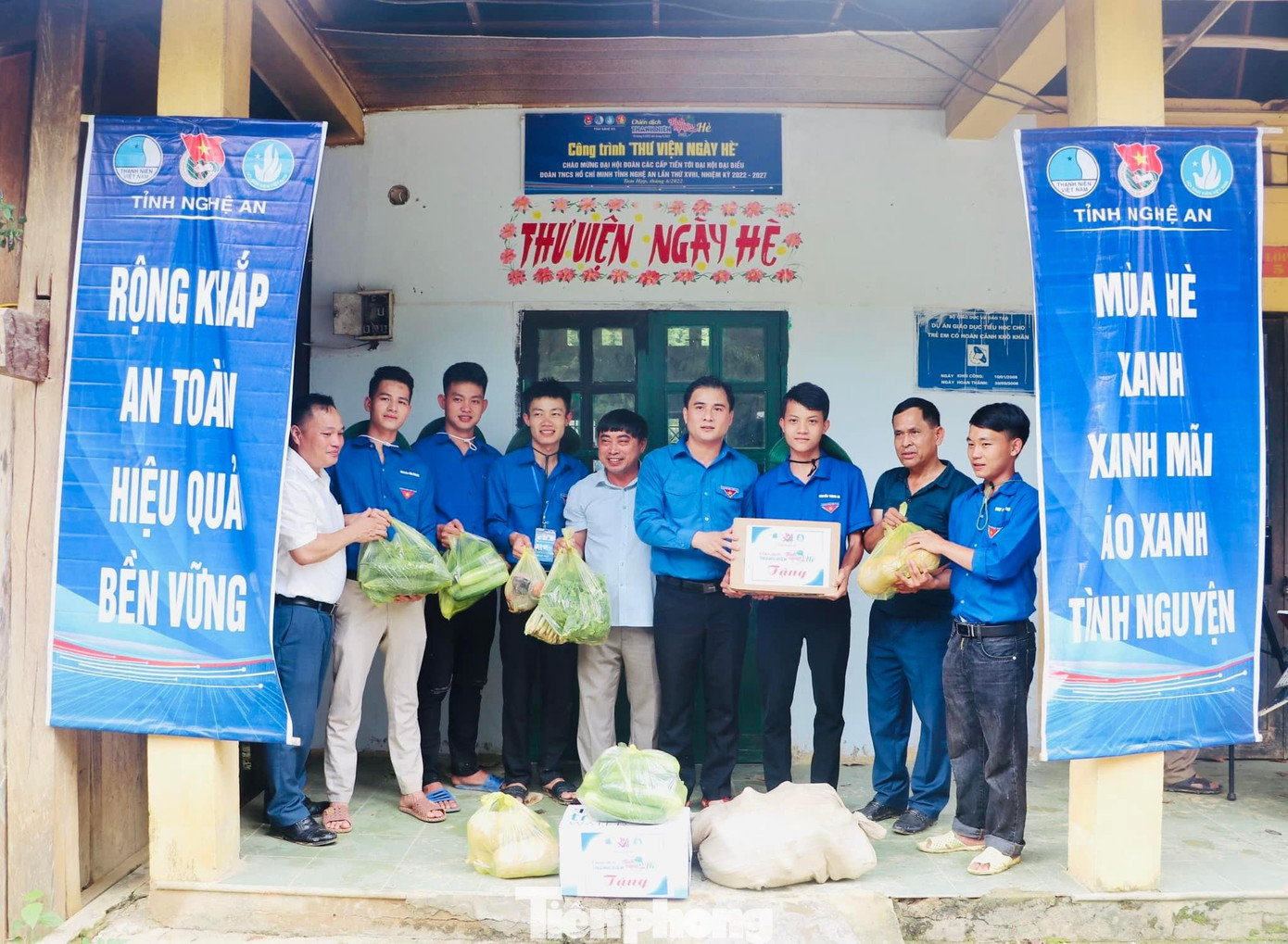 Trao tặng công trình Thư viện ngày hè Trao tặng công trình Thư viện ngày hè