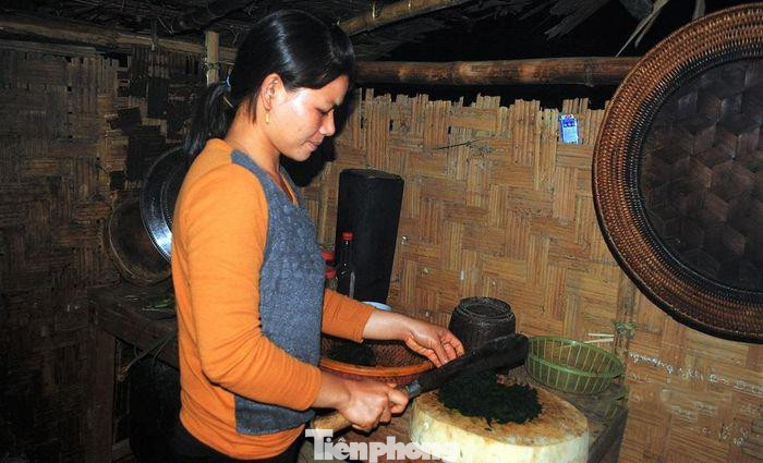 “Mọc” là món ngon và phổ biến nhất được chế biến từ rêu đá. Sau khi đã sơ chế, rêu được trộn với gạo giã nhuyễn, thịt gà, hành, gia vị và gói bằng lá dong rồi đem hấp chín. Thời gian để hấp chín một nồi “mọc” rêu thường kéo dài hơn một giờ đồng hồ.