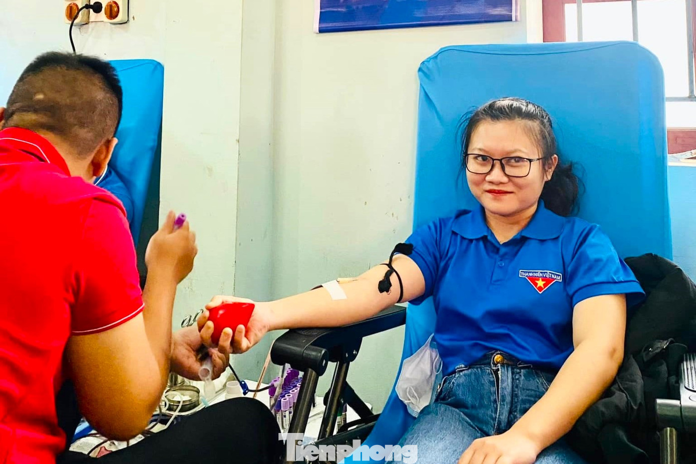 Nhiều đoàn viên thanh niên tích cực tham gia hiến máu.