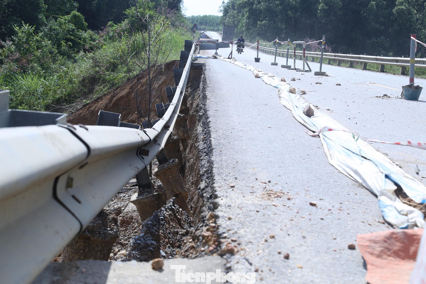 Ông Mai Xuân Sơn, Phó giám đốc Khu quản lý đường bộ II (đơn vị quản lý và bảo trì đoạn đường Hồ Chí Minh có điểm sạt lở nói trên) cho biết, sau khi sự cố xảy ra, đơn vị đã báo cáo tình hình với cấp trên và lên phương án sửa chữa.