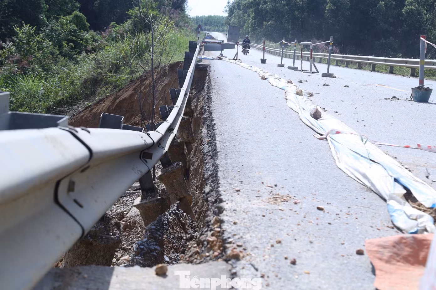 Ông Mai Xuân Sơn, Phó giám đốc Khu quản lý đường bộ II (đơn vị quản lý và bảo trì đoạn đường Hồ Chí Minh có điểm sạt lở nói trên) cho biết, sau khi sự cố xảy ra, đơn vị đã báo cáo tình hình với cấp trên và lên phương án sửa chữa.