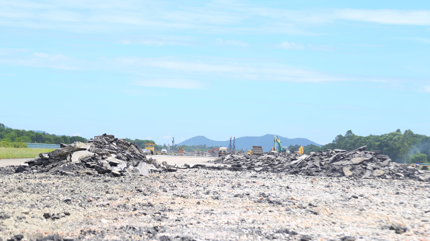 Tại khu vực đường băng cất/hạ cánh và đường lăn vào sân đỗ, các nhà thầu đã triển khai cào bóc lớp bê tông cũ để thay mới. Tại khu vực đường băng cất/hạ cánh và đường lăn vào sân đỗ, các nhà thầu đã triển khai cào bóc lớp bê tông cũ để thay mới.