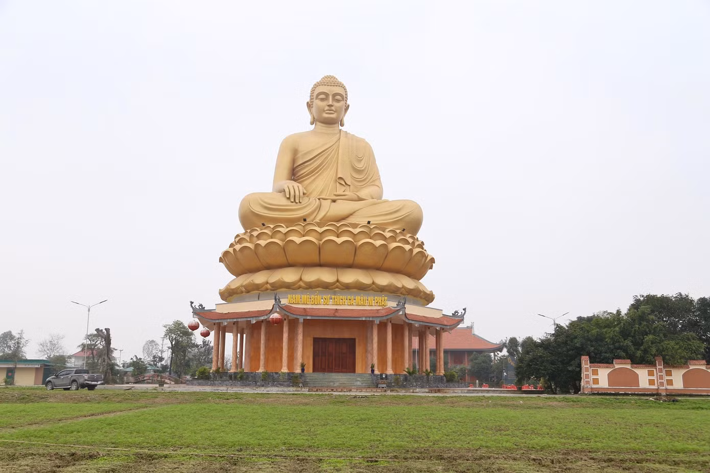 Công trình đại tượng Phật Thích Ca Mâu Ni cao 42m, đường kính phía dưới 32m, gồm 3 phần: thân tượng, đài sen và lầu bát giác. Thân tượng tạo tác với tư thế ngồi thiền, mặt nhìn ra phía Đông.