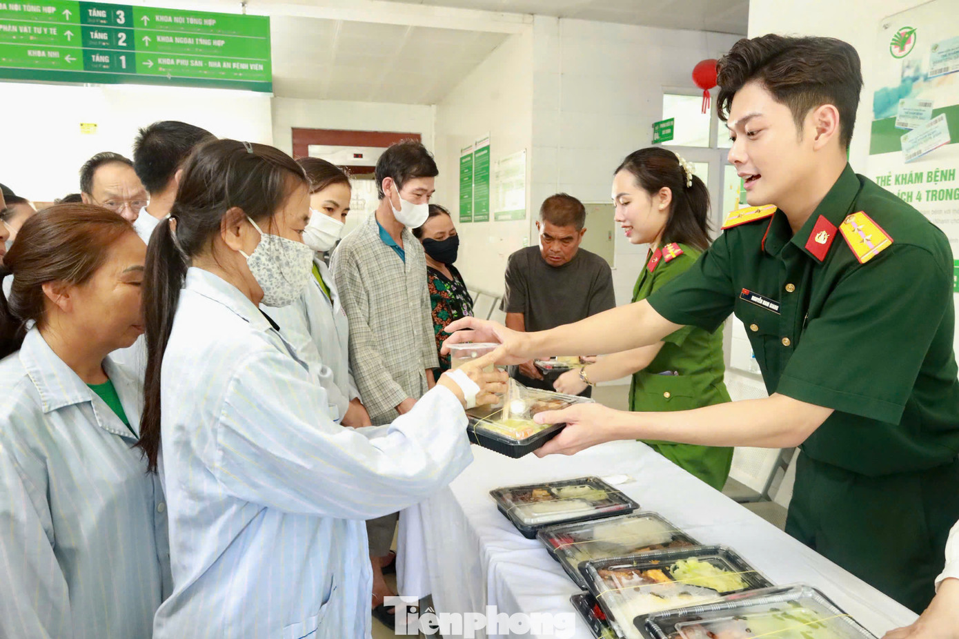 150 suất cơm được trao đến các bệnh nhân đang điều trị tại Bệnh viện Đa khoa TP Vinh