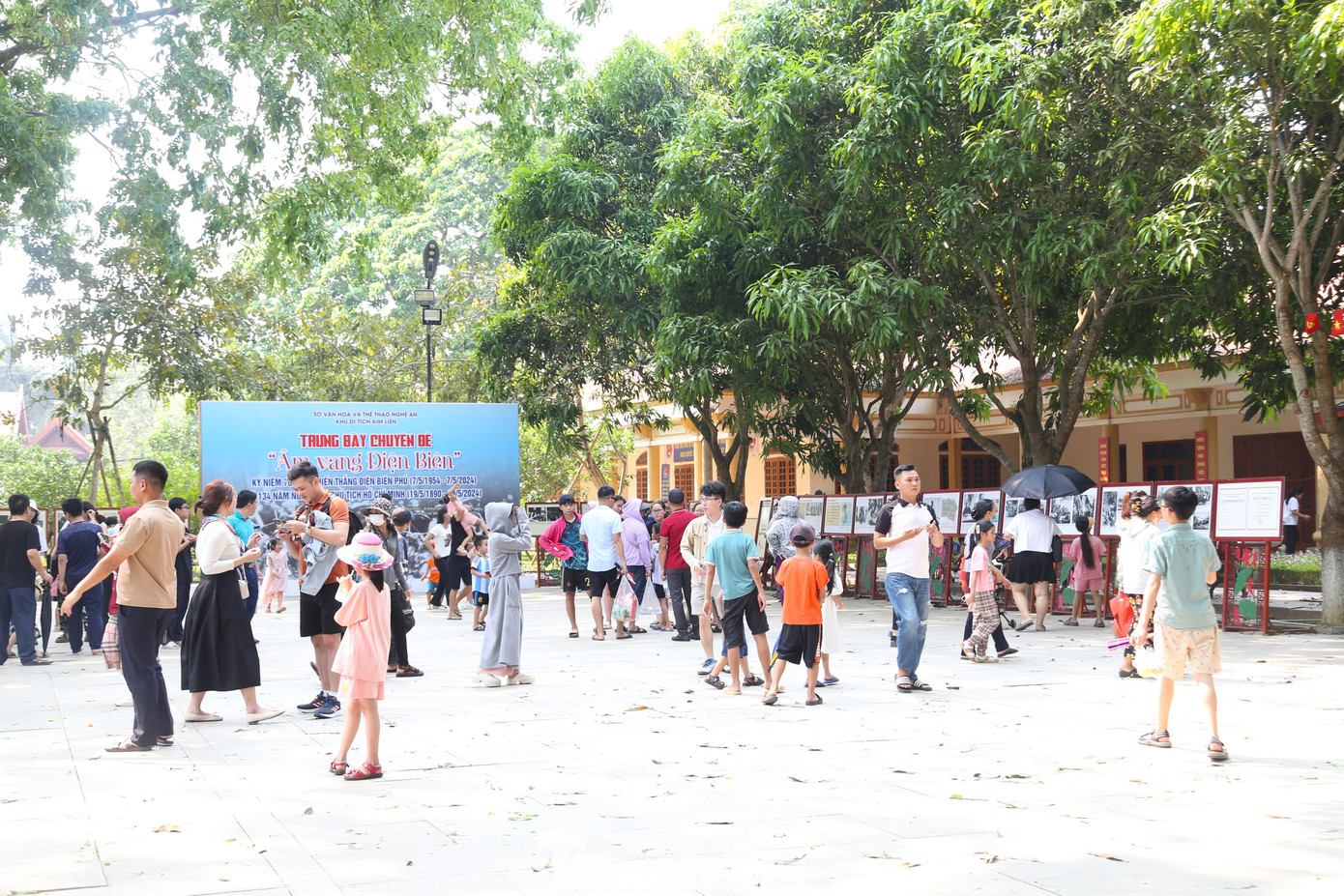 Dịp này, du khách còn được tham quan triển lãm chuyên đề "Âm vang Điện Biên" nhân Kỷ niệm 70 năm chiến thắng Điện Biên Phủ và 134 năm ngày sinh của Chủ tịch Hồ Chí Minh.