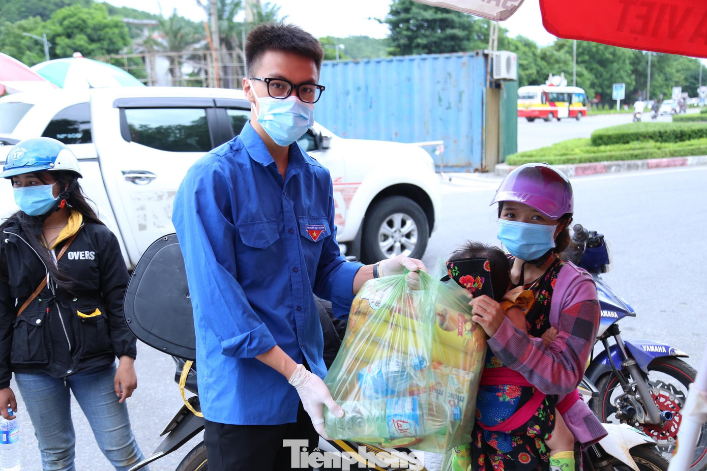 Nguyễn Thành Công hỗ trợ thức ăn, nước uống cho người dân đi xe máy từ miền Nam về quê