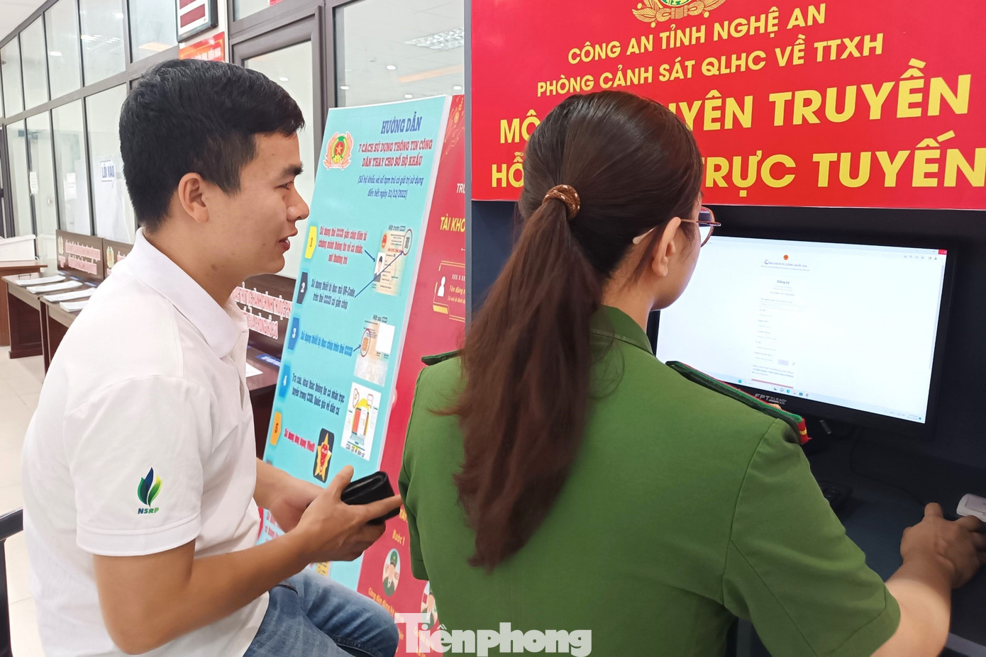 Hỗ trợ người dân thực hiện dịch vụ công trực tuyến, giải quyết thủ tục hành chính…