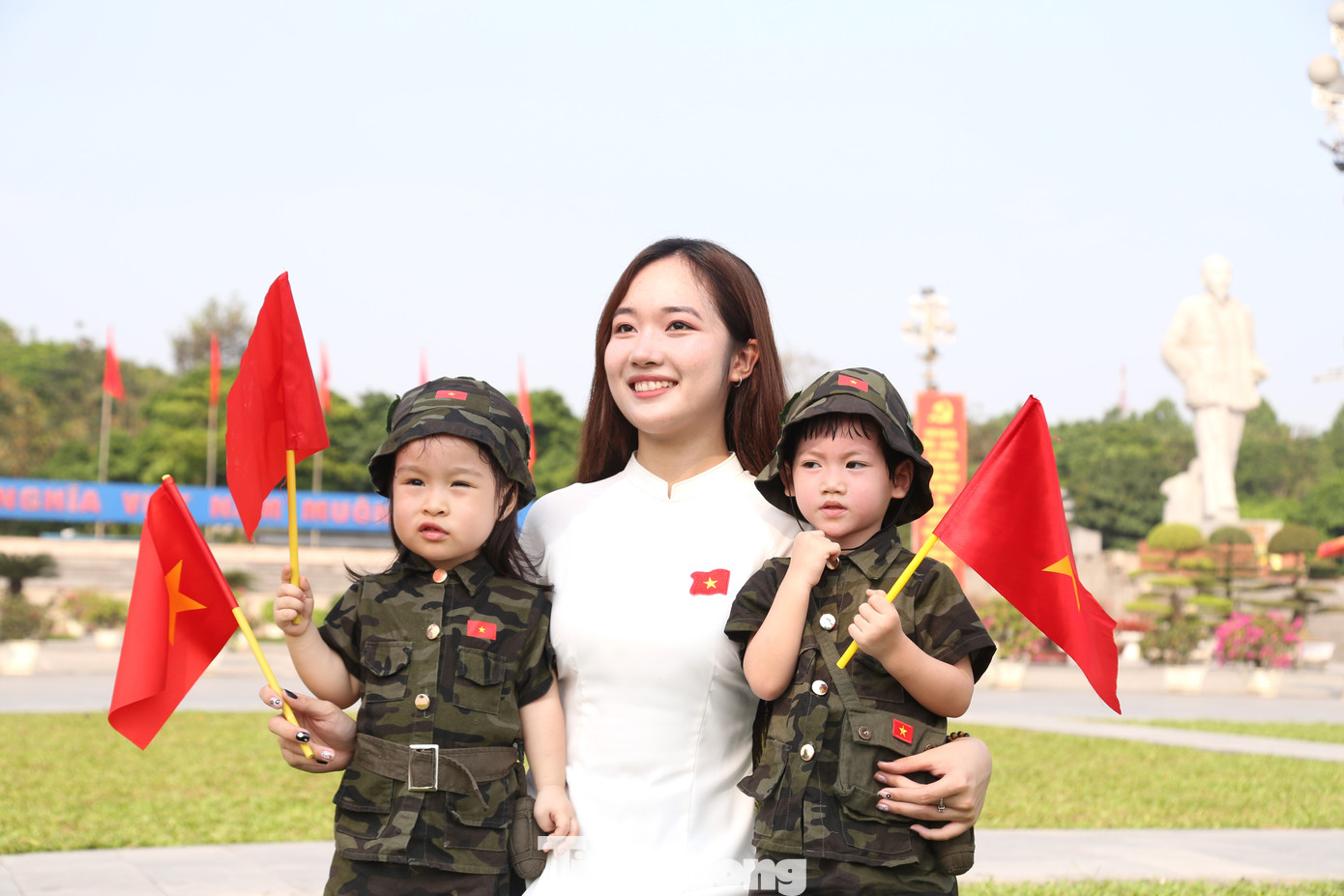 Nhiều gia đình đưa con em đến đây, không chỉ để chụp ảnh lưu niệm mà còn để giáo dục, nuôi dưỡng tình yêu nước và niềm tự hào dân tộc từ nhỏ.