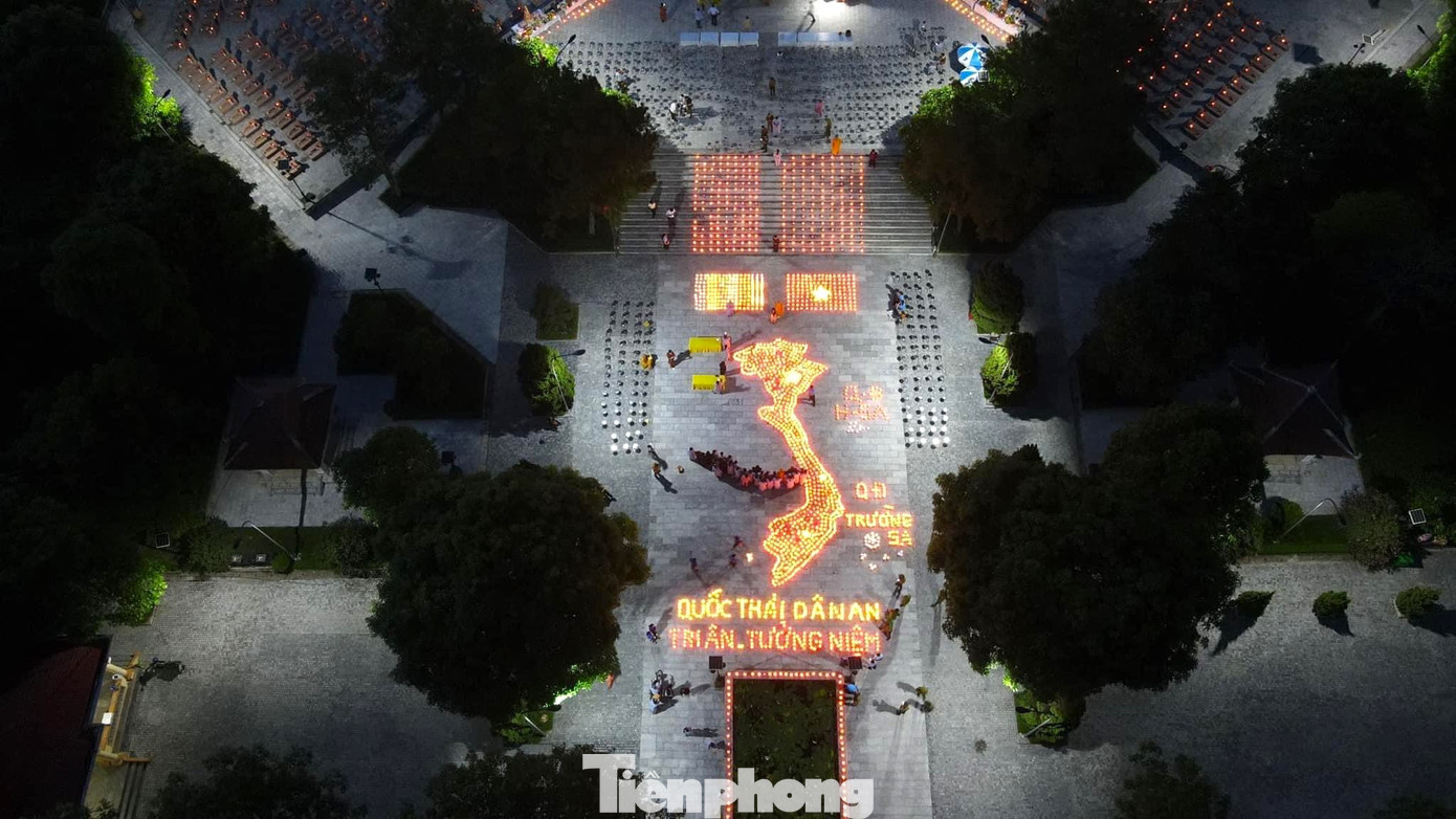 Tại Nghĩa trang Liệt sĩ huyện Nghi Lộc, Nghệ An, hơn 200 đoàn viên thanh niên huyện Nghi Lộc đã thắp lên những ngọn nến xếp hình bản đồ Việt Nam, trong đó thể hiện rõ các quần đảo Trường Sa, Hoàng Sa, nhằm nhắc nhở và nhắn nhủ thế hệ sau về chủ quyền biển đảo thiêng liêng của Tổ quốc.