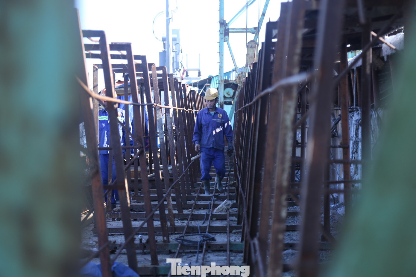 Ông Nguyễn Quang Trung - Phó Giám đốc điều hành Công ty CP Tập đoàn Cienco4 - chia sẻ: “Đến thời điểm hiện tại, đơn vị đã làm xong 9 trụ và 7 xà mụ, làm xong 4 nhịp cầu, đang chuẩn bị đổ mặt cầu thứ 2. Mục tiêu năm 2023 sẽ thi công xong toàn bộ phần cầu. Hiện, công ty cũng đã trả xong lương tháng 12 và thưởng thêm 2 tháng lương cho cán bộ, nhân viên dịp Tết”. Ông Nguyễn Quang Trung - Phó Giám đốc điều hành Công ty CP Tập đoàn Cienco4 - chia sẻ: “Đến thời điểm hiện tại, đơn vị đã làm xong 9 trụ và 7 xà mụ, làm xong 4 nhịp cầu, đang chuẩn bị đổ mặt cầu thứ 2. Mục tiêu năm 2023 sẽ thi công xong toàn bộ phần cầu. Hiện, công ty cũng đã trả xong lương tháng 12 và thưởng thêm 2 tháng lương cho cán bộ, nhân viên dịp Tết”.