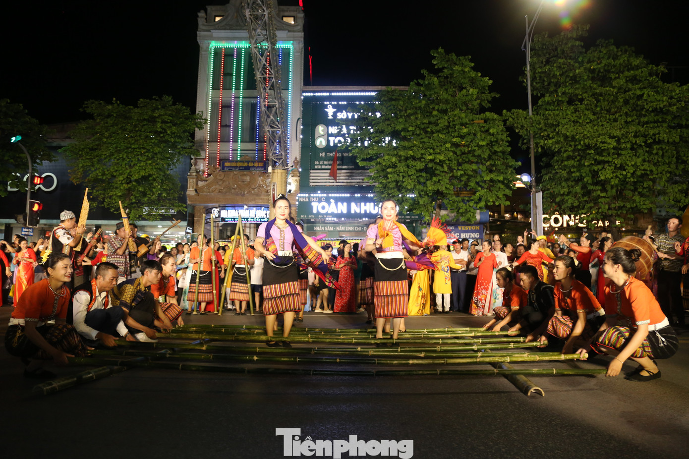 Nhảy sạp thể hiện nét văn hóa đặc trưng độc đáo của đồng bào dân tộc thiểu số vùng cao nhằm kết nối cộng đồng các dân tộc Nghệ An cùng chung vui ngày hội đại đoàn kết. Nhảy sạp thể hiện nét văn hóa đặc trưng độc đáo của đồng bào dân tộc thiểu số vùng cao nhằm kết nối cộng đồng các dân tộc Nghệ An cùng chung vui ngày hội đại đoàn kết.