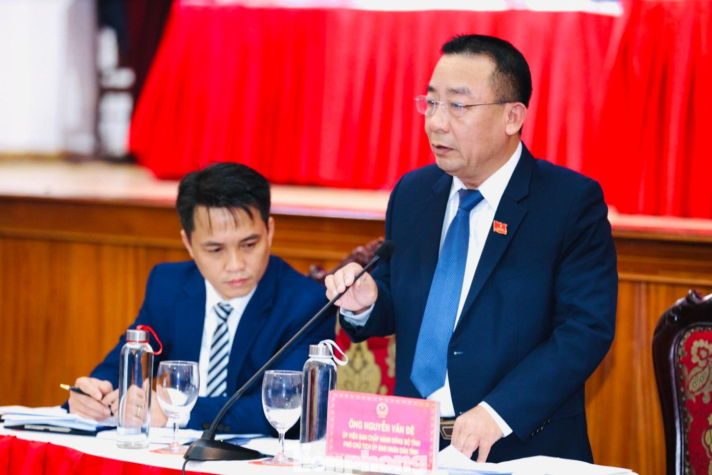 Ông Nguyễn Văn Đệ - Phó chủ tịch UBND tỉnh Nghệ An trả lời các vấn đề chất vấn