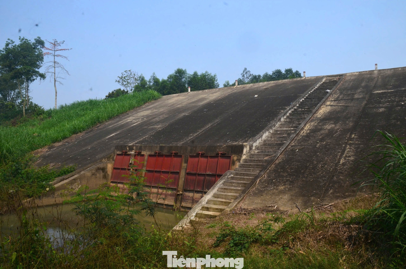 Theo báo cáo của UBND huyện Nghĩa Đàn, dự án sửa chữa, nâng cấp tuyến kênh tiêu Nghĩa Khánh đã nghiệm thu hoàn thành phần hiện trường và đã hoàn thiện hồ sơ hoàn công, bàn giao cho chủ đầu tư. Các hạng mục công trình đã thi công theo đúng hồ sơ thiết kế được Sở Nông Nghiệp và Phát triển nông thôn (nay là Sở Nông nghiệp và Môi trường) thẩm định. Cánh cửa cống được thi công đúng thiết kế phê duyệt nhưng không thể mở tự động theo nguyên lý vận hành. Nguyên nhân do nắp cống nặng và nước ngoài cống dâng nên lực nước không đủ để đẩy mở nắp cống. “UBND huyện đã chỉ đạo Ban Quản lý dự án Đầu tư xây dựng huyện cùng các đơn vị liên quan tổ chức kiểm tra. Trong thời gian chờ quyết toán dự án và bố trí vốn sửa chữa, UBND xã Nghĩa Khánh đồng hành cùng huyện vận hành thủ công để tiêu, thoát nước”, một lãnh đạo UBND huyện Nghĩa Đàn cho hay.