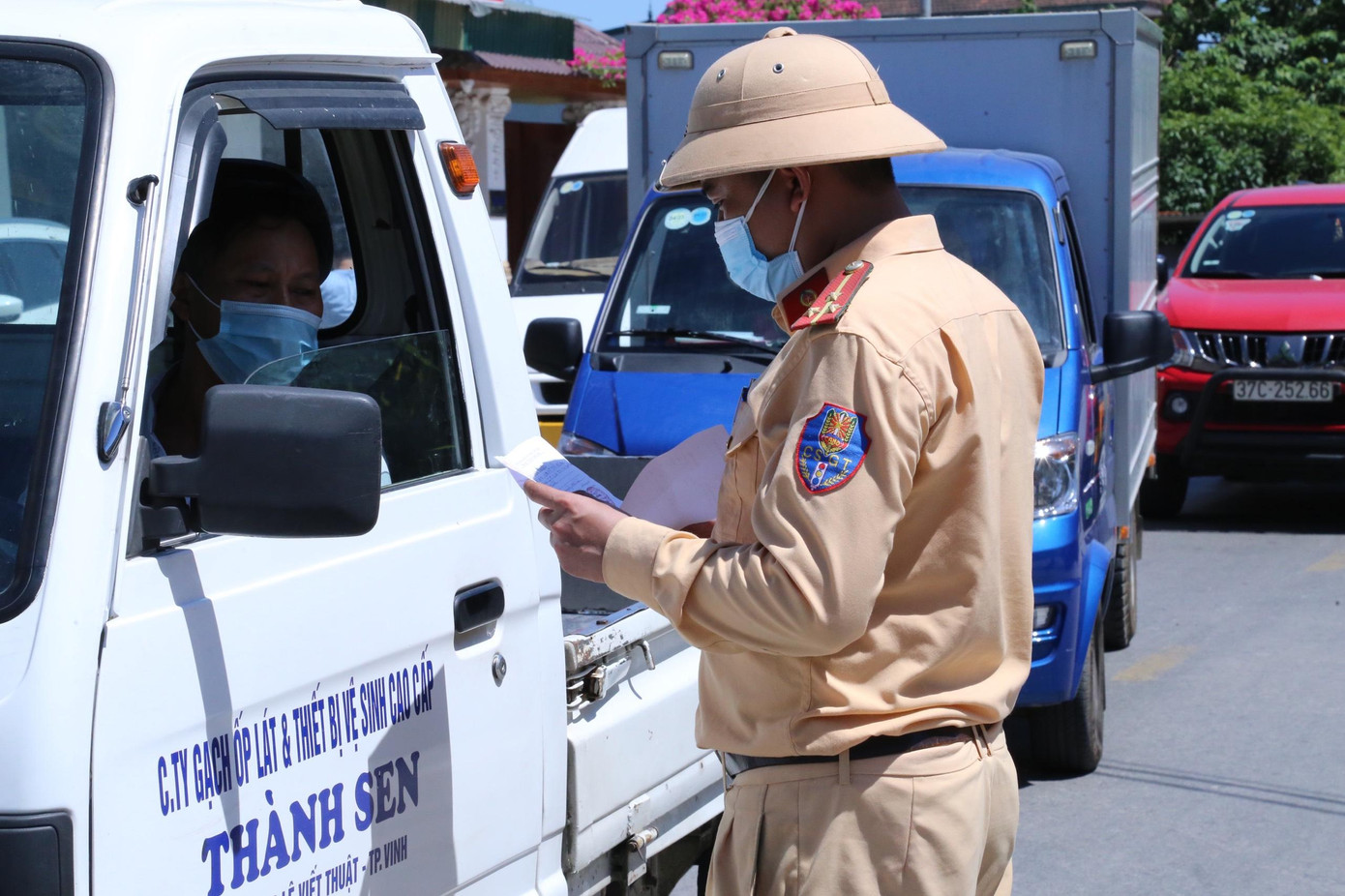 Kiểm tra người và phương tiện qua chốt kiểm soát thành phố Vinh