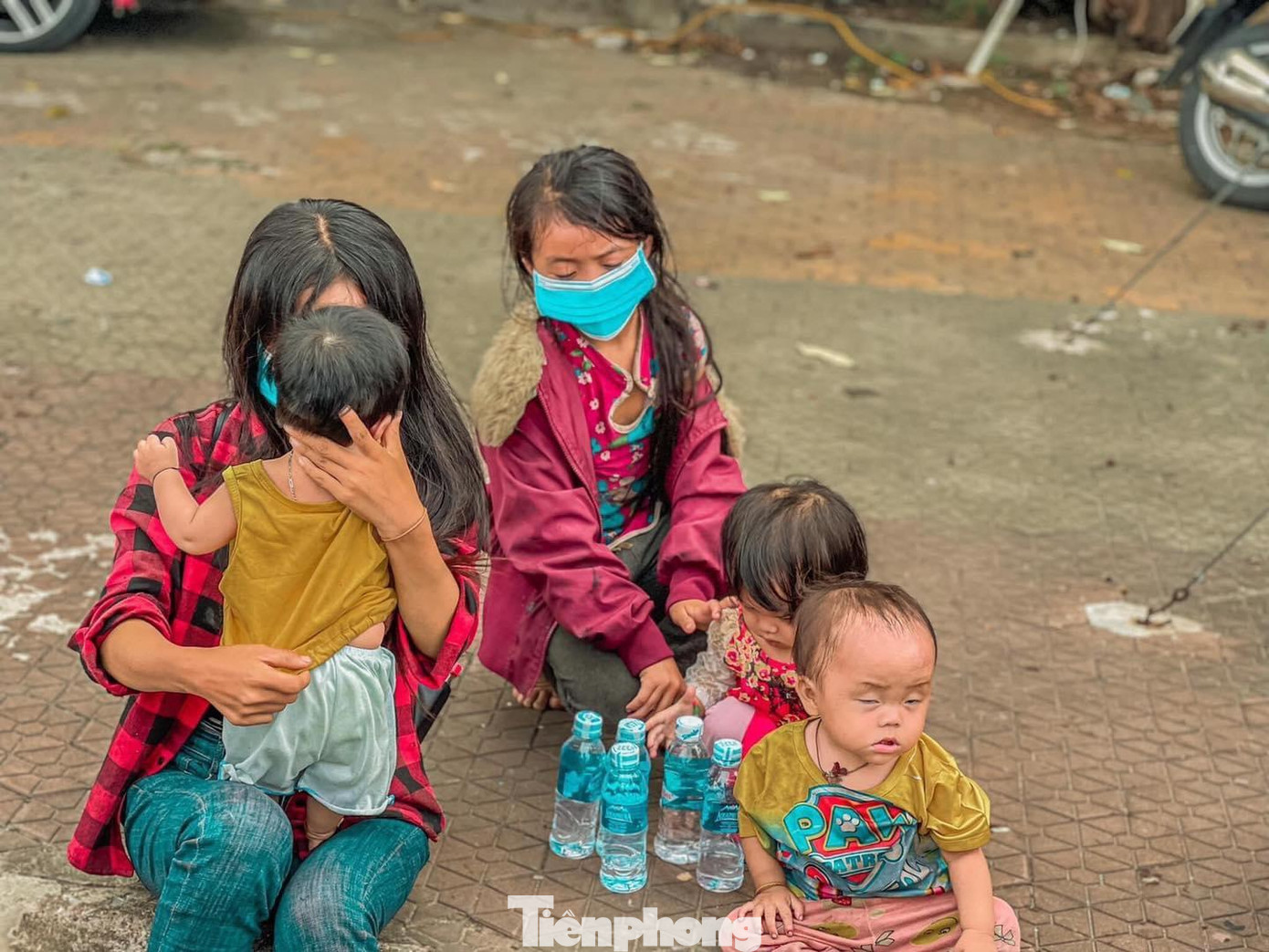 Những em nhỏ sau hành trình dài