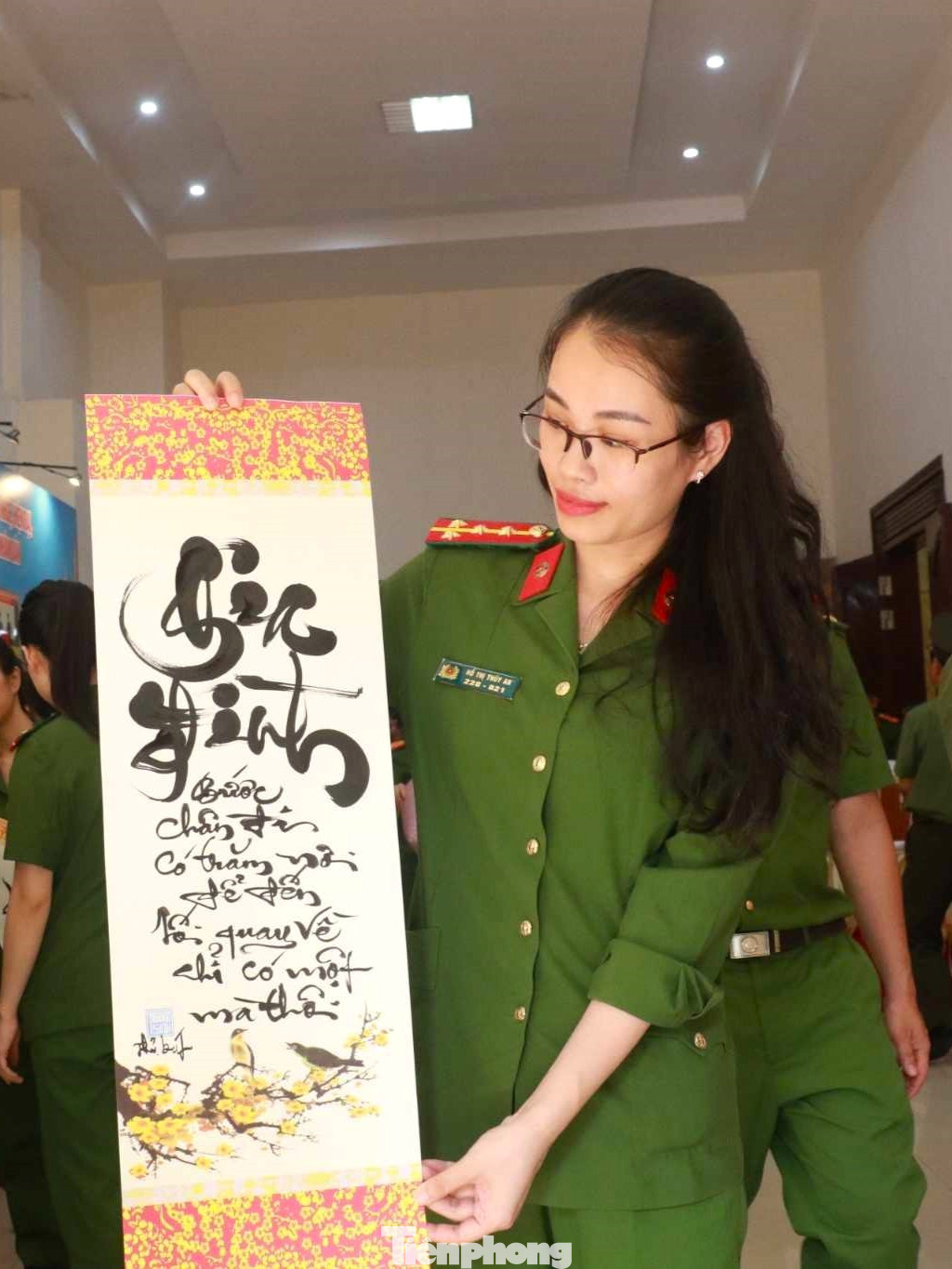 Ngoài triển lãm sách, Công an tỉnh Nghệ An còn tổ chức hoạt động viết thư pháp.