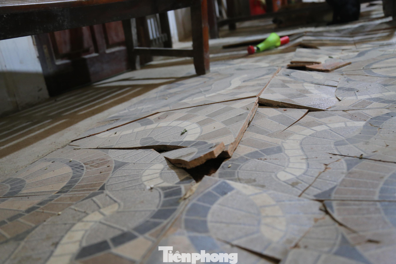 Nền nhà lần lượt bong tróc nham nhở tại nhà dân ở bản Na Hiêng