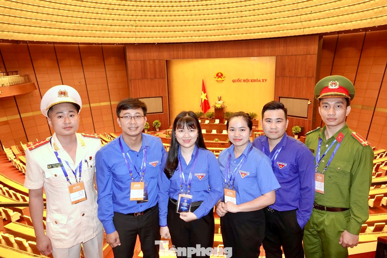 Đại úy Phạm Thanh Nam (ngoài cùng bên trái) tại lễ trao giải thưởng Lý Tự Trọng cấp T.Ư năm 2023. Ảnh: NVCC