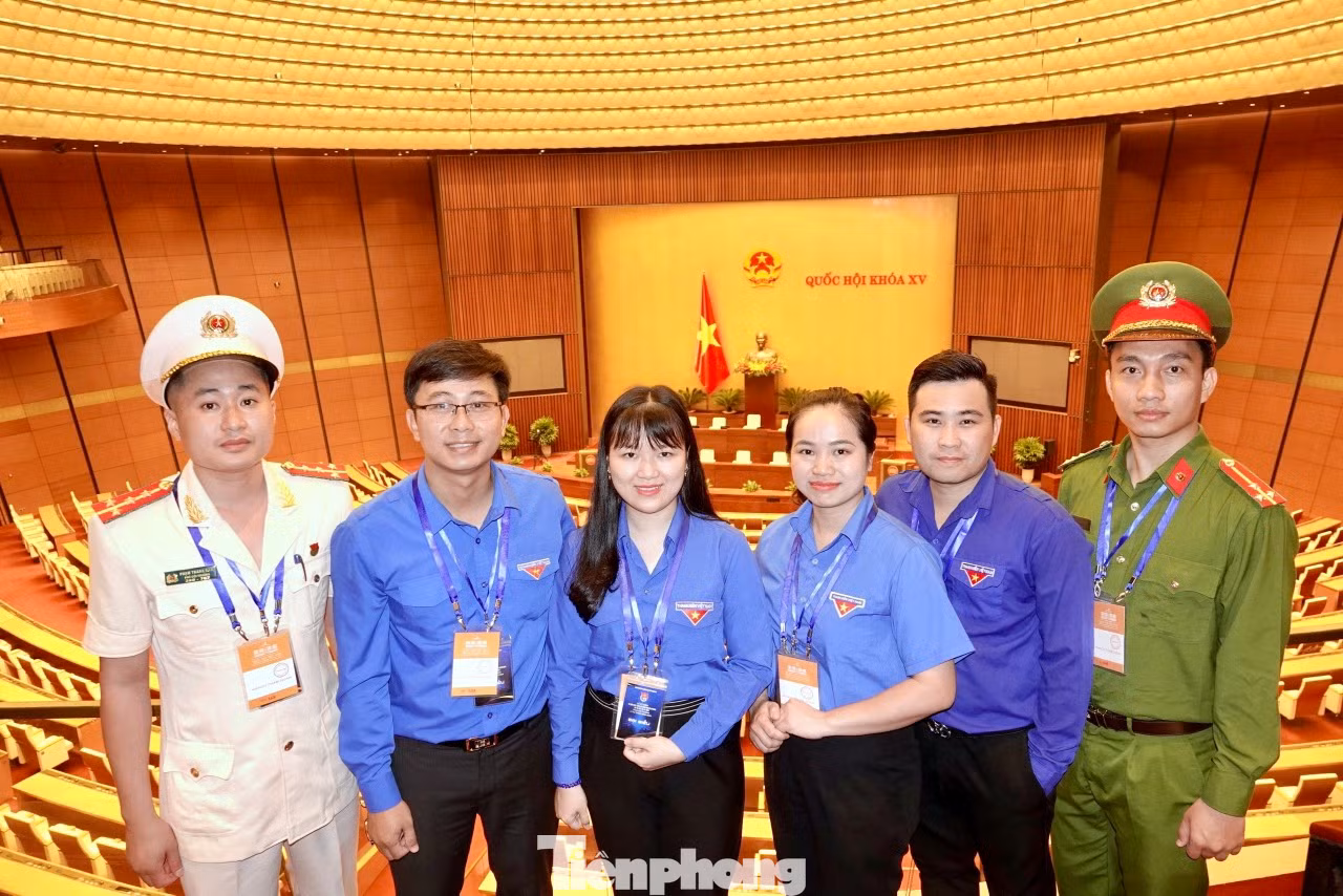 Đại úy Phạm Thanh Nam (ngoài cùng bên trái) tại lễ trao giải thưởng Lý Tự Trọng cấp T.Ư năm 2023. Ảnh: NVCC Đại úy Phạm Thanh Nam (ngoài cùng bên trái) tại lễ trao giải thưởng Lý Tự Trọng cấp T.Ư năm 2023. Ảnh: NVCC
