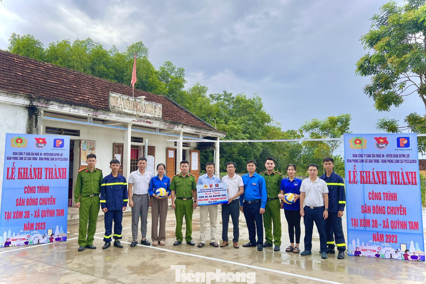 Bàn giao 1 sân bóng chuyền cho nhân dân xóm 3B, xã Quỳnh Tam, huyện Quỳnh Lưu.