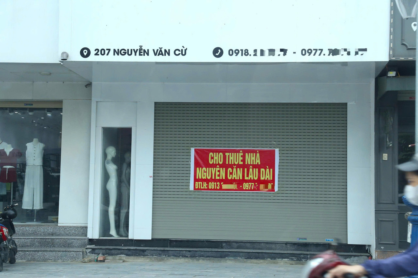 Tuyến đường Nguyễn Văn Cừ (phường Trường Vinh) là phố kinh doanh sầm uất, tuy nhiên đây cũng là tuyến đường có nhiều cửa hàng đóng cửa nhất hiện nay. Giá thuê mặt bằng kinh doanh ở đây dao động từ 10 - 50 triệu đồng/tháng, tùy vào vị trí và diện tích. Đây là mức giá mà người thuê rất khó tiếp cận trong thời buổi kinh doanh khó khăn hiện nay.