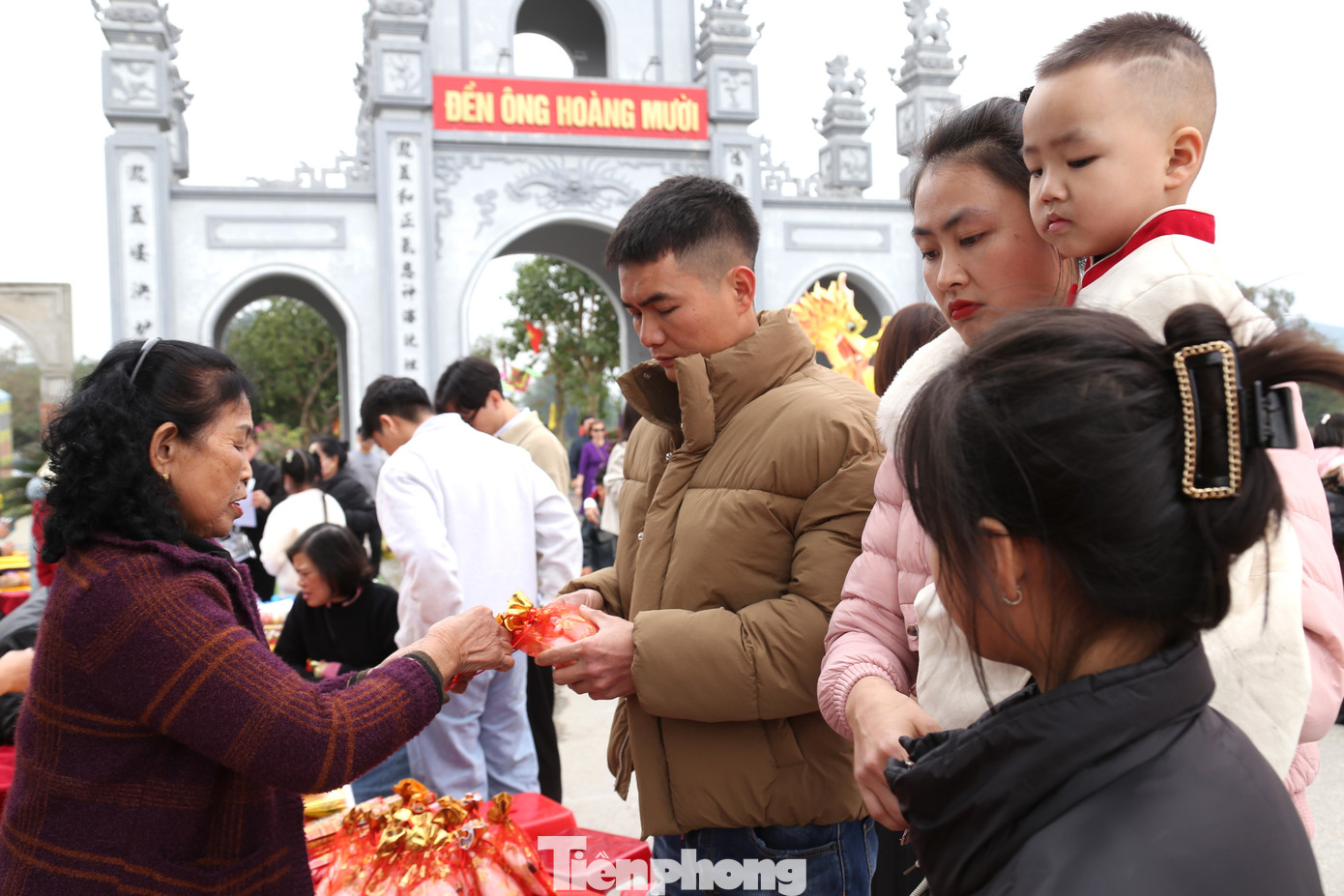Tục mua muối đầu năm.