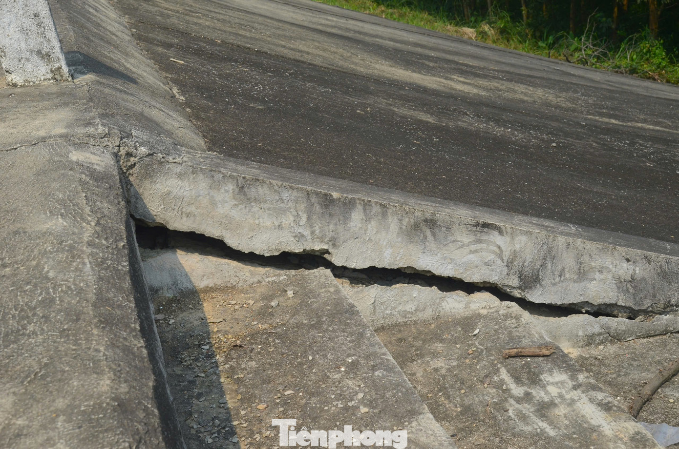 Những bậc thang lên xuống cống đã bị nứt, lún. Nhiều đoạn hở hàm ếch, có nguy cơ bị đổ vỡ khi mùa mưa lũ đến, nước dâng cao.