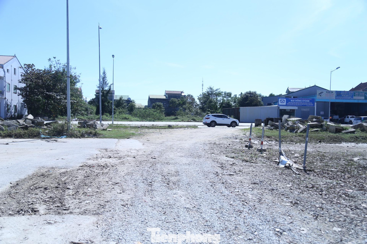 Gần 2 thập niên trôi qua, vì nhiều lý do mà dự án vẫn chưa được hoàn thành. Trong khi đó, người dân hằng ngày đi lại trên tuyến đường này vẫn phải chịu cảnh bụi bặm, ngập úng, tiềm ẩn nguy cơ mất an toàn giao thông.