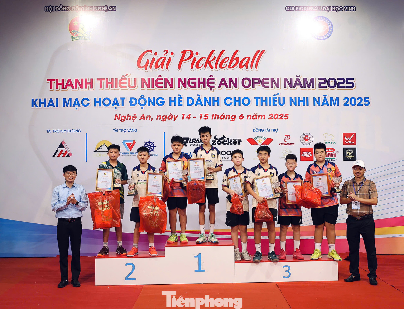 : Ban Tổ chức Giải Pickleball Thanh thiếu niên Nghệ An Open năm 2025 trao cup và giấy chứng nhận cho các vận động viên tham gia. : Ban Tổ chức Giải Pickleball Thanh thiếu niên Nghệ An Open năm 2025 trao cup và giấy chứng nhận cho các vận động viên tham gia.
