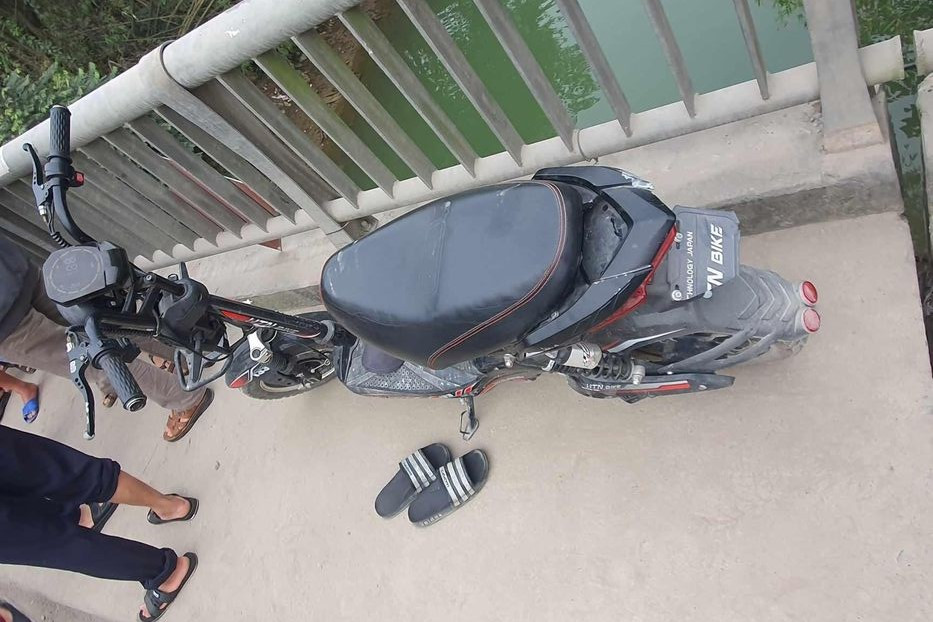 Xe máy điện của nam thanh niên để lại trên cầu Xe máy điện của nam thanh niên để lại trên cầu