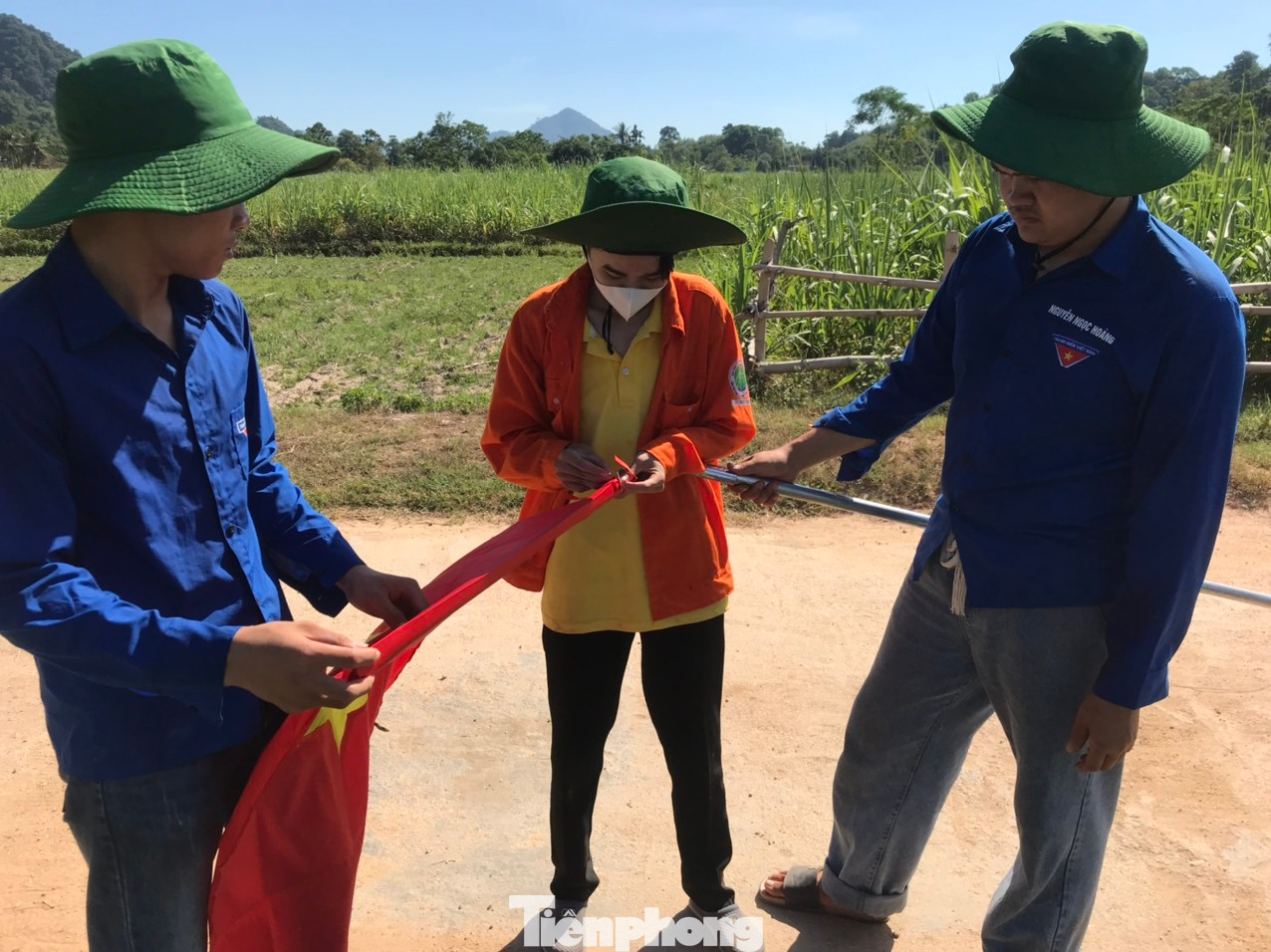 Trần Song Đàn (giữa) thực hiện công trình đường cờ thanh niên tại xã Tiên Kỳ Trần Song Đàn (giữa) thực hiện công trình đường cờ thanh niên tại xã Tiên Kỳ