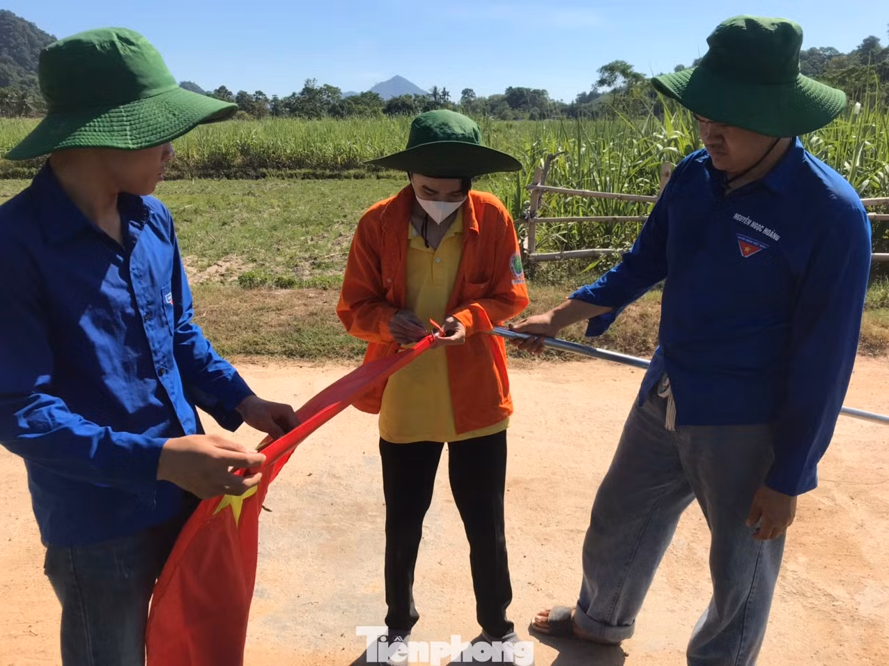 Trần Song Đàn (giữa) thực hiện công trình đường cờ thanh niên tại xã Tiên Kỳ