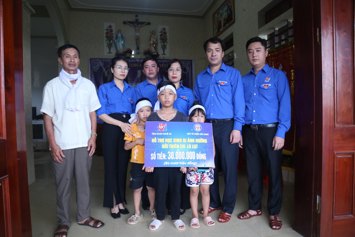 Anh Ngô Văn Cương - Bí thư T.Ư Đoàn, cùng đoàn công tác thăm và trao quà cho 3 học sinh có bố mẹ bị nước lũ cuốn trôi