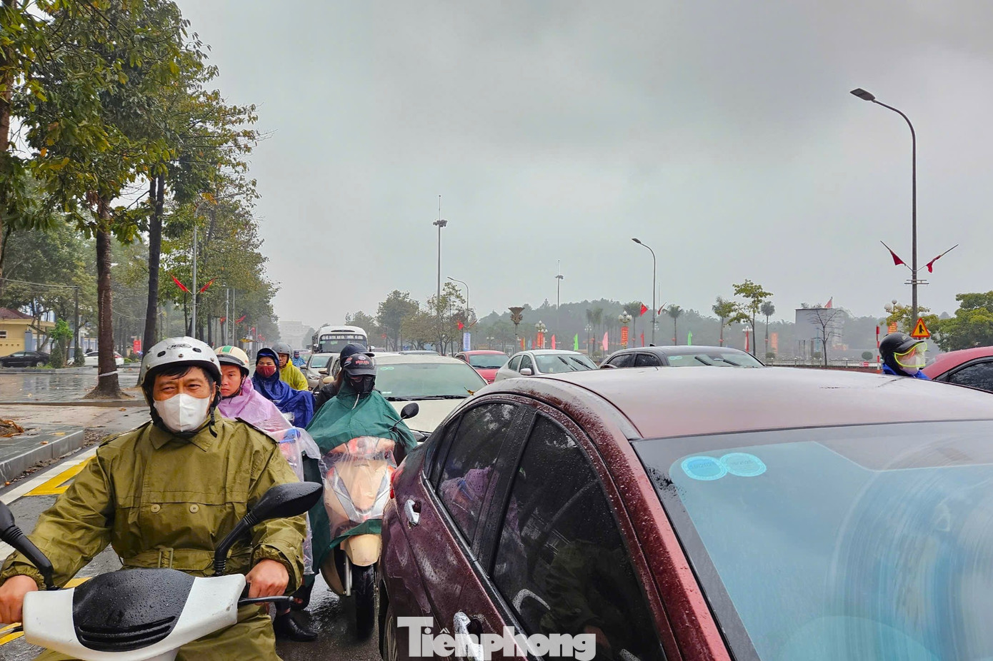 Hiện, cơ sở hạ tầng giao thông tại TP. Vinh phát triển chưa tương xứng với tốc độ gia tăng phương tiện, đặc biệt là ô tô, nên bài toán ùn tắc giao thông vẫn là vấn đề nan giải. Trong ảnh: Các phương tiện di chuyển khó khăn trên đường Đinh Công Tráng.