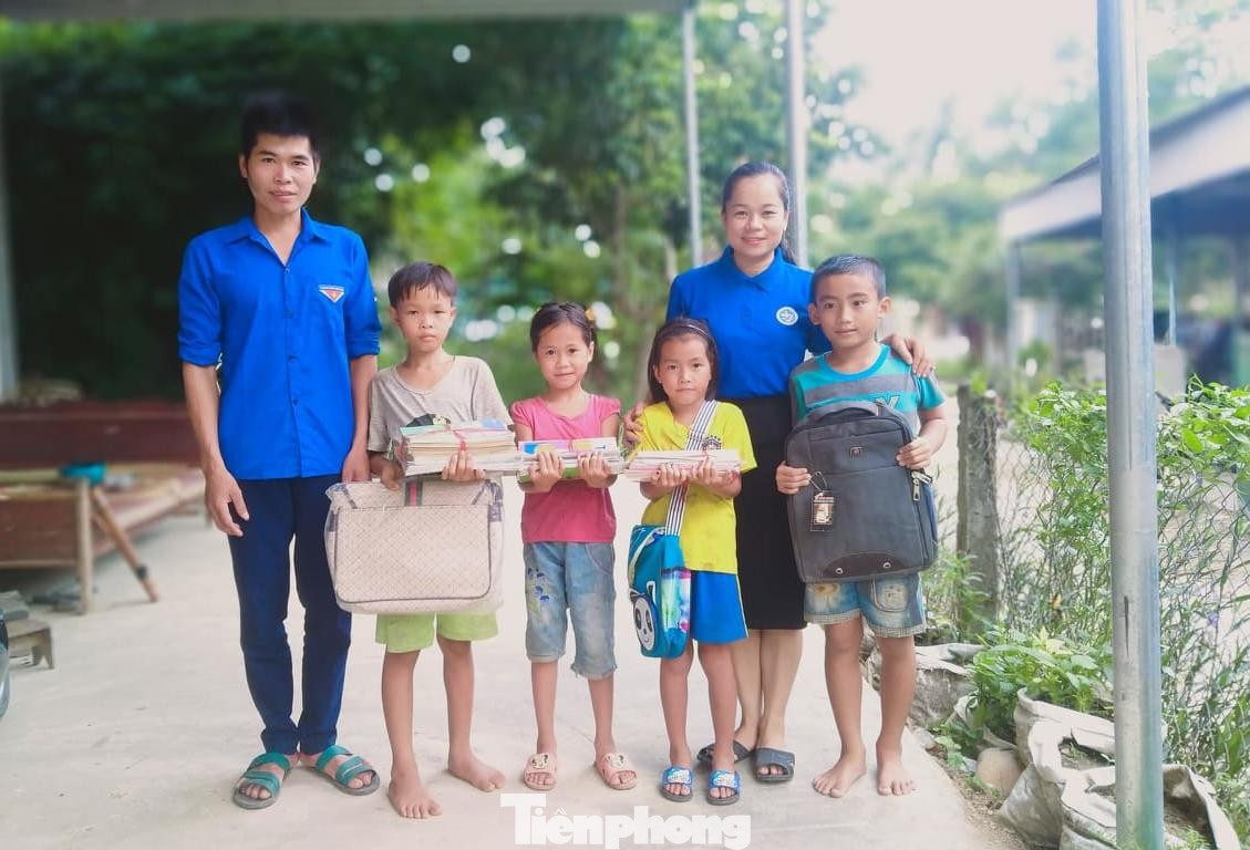 Trao tặng sách, cặp,... cho các em học sinh khó khăn Trao tặng sách, cặp,... cho các em học sinh khó khăn