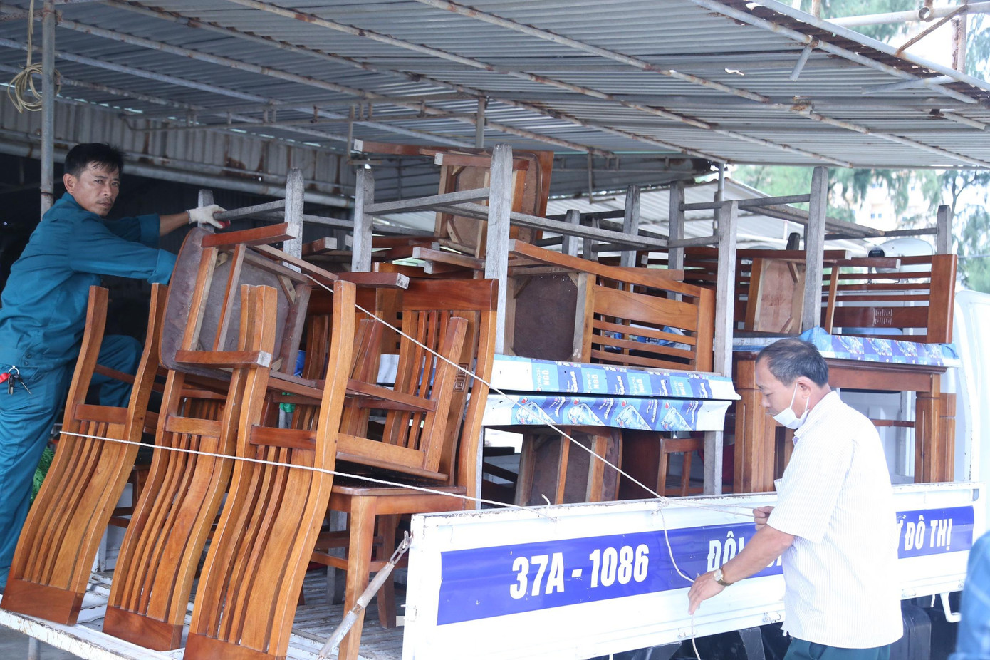 Dùng dây cố định để di chuyển bàn ghế.