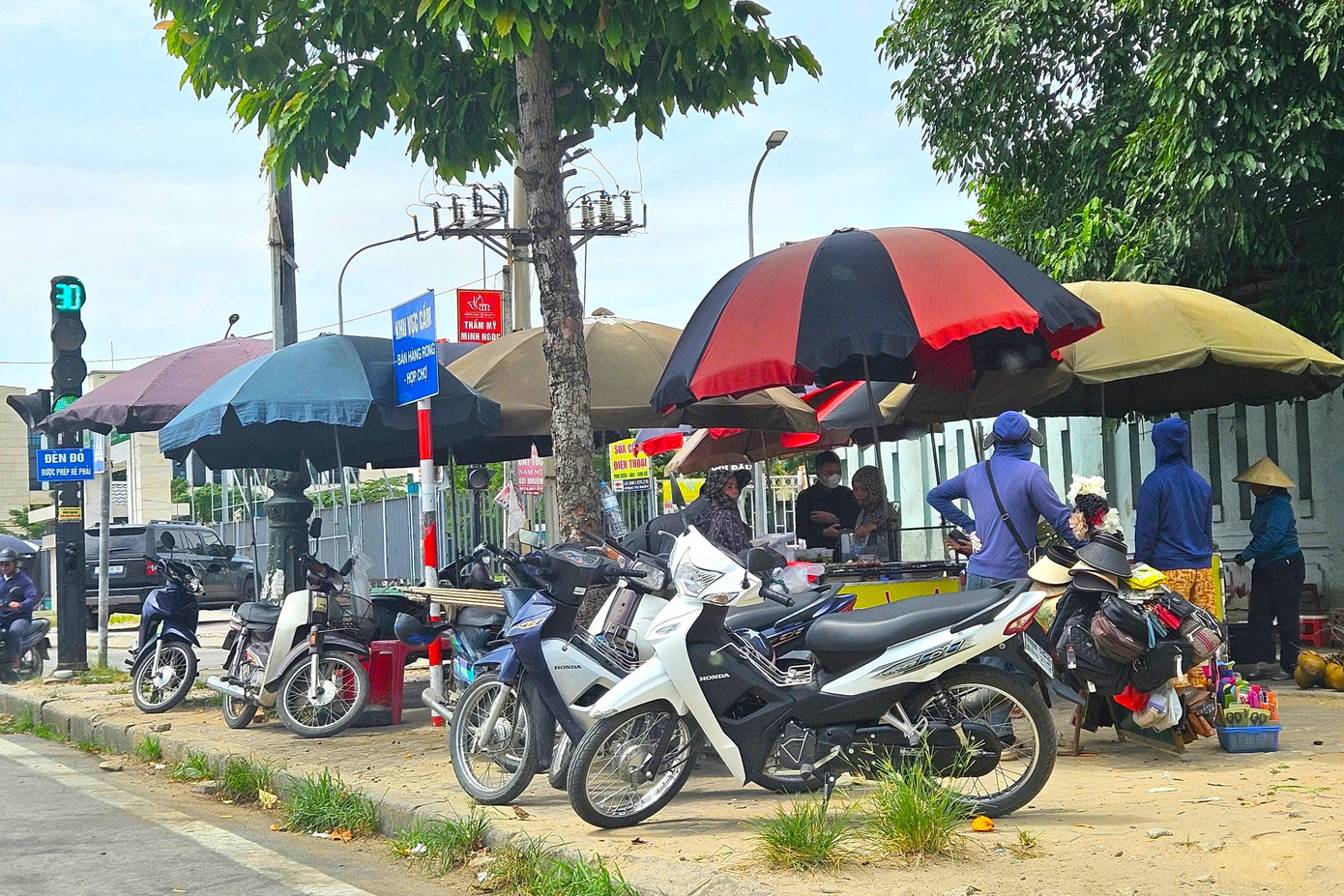 Ghi nhận của PV ngày 9/7, chỉ trên một đoạn đường dài chưa đến 100m dọc theo cổng ra vào của Bệnh viện Hữu nghị đa khoa Nghệ An, các hàng rong mọc lên nhiều chỗ bán nước, nơi bán đồ ăn bất chấp có biển “Khu vực cấm bán hàng rong, họp chợ”.