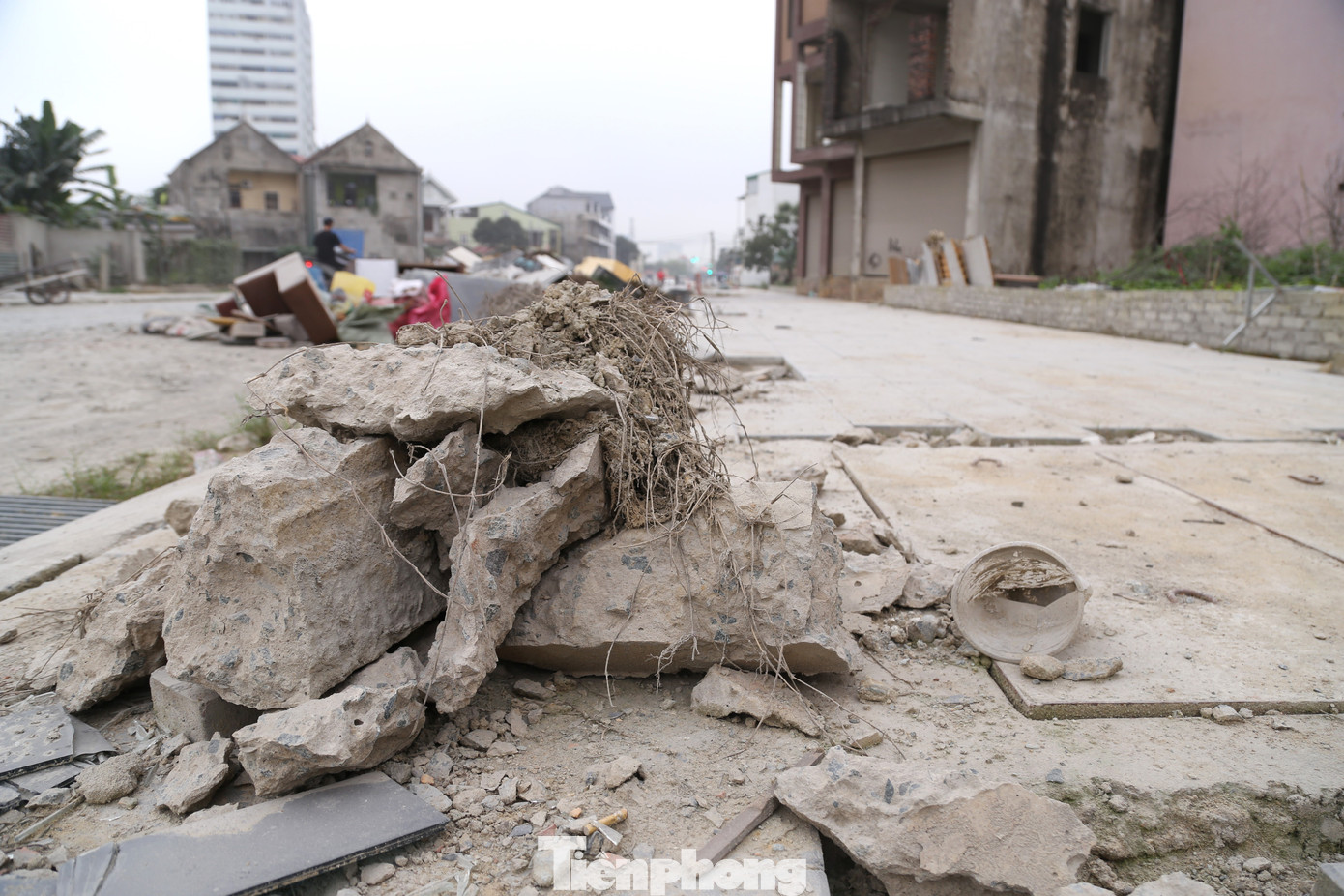 Theo ghi nhận, hiện tuyến đường Lý Thường Kiệt vẫn còn dang dở. Vỉa hè hai bên đường ngổn ngang rác thải và vật liệu xây dựng. Do chưa được giải quyết dứt điểm về đền bù giải phóng mặt bằng, nên có thời điểm, một số hộ dân đã đặt thùng container giữa đường, cản trở việc thi công. Theo ghi nhận, hiện tuyến đường Lý Thường Kiệt vẫn còn dang dở. Vỉa hè hai bên đường ngổn ngang rác thải và vật liệu xây dựng. Do chưa được giải quyết dứt điểm về đền bù giải phóng mặt bằng, nên có thời điểm, một số hộ dân đã đặt thùng container giữa đường, cản trở việc thi công.