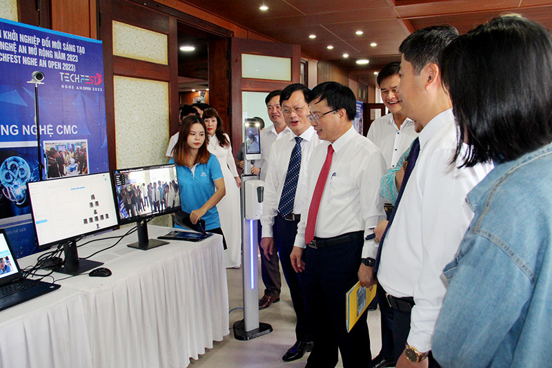 Các đại biểu tham quan các gian hàng trưng bày sản phẩm khởi nghiệp