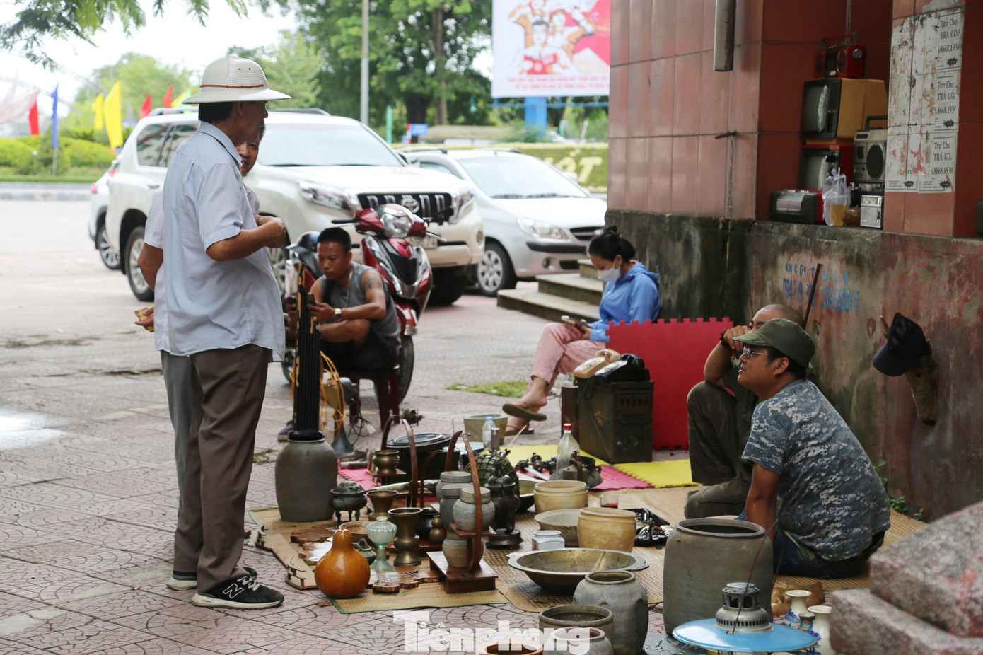 Ở ngôi chợ đặc biệt này, khách đến không mua cũng chẳng sao. Điều quan trọng là họ được gặp gỡ, trao đổi kiến thức lịch sử thú vị về những món đồ cổ yêu thích.
