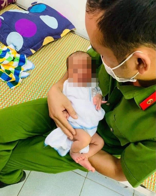 Bé trai 10 ngày tuổi bị bỏ rơi trước cổng nhà dân Bé trai 10 ngày tuổi bị bỏ rơi trước cổng nhà dân