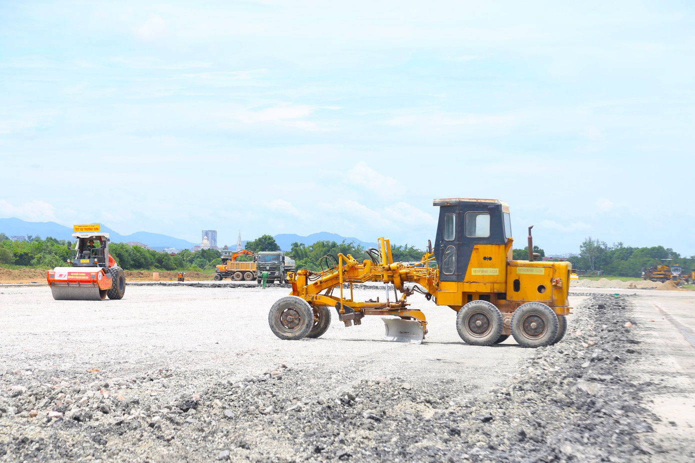 Ghi nhận của PV ngày 7/7 tại sân bay quốc tế Vinh, không khí thi công trên công trường nhộn nhịp. Máy móc, nhân lực được huy động để triển khai thi công các hạng mục. Ghi nhận của PV ngày 7/7 tại sân bay quốc tế Vinh, không khí thi công trên công trường nhộn nhịp. Máy móc, nhân lực được huy động để triển khai thi công các hạng mục.